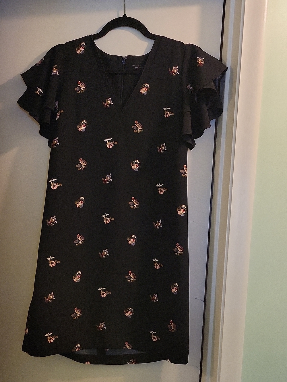 Women’s Black Floral V-Neck Ruffle Sleeve Dress